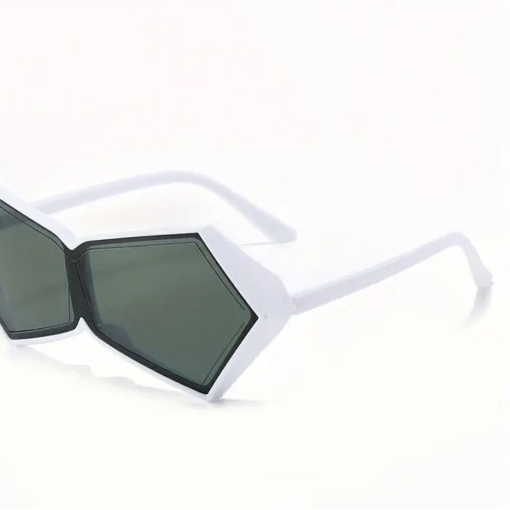 Futuristic dramatic oversized sunglasses NWT - image 4